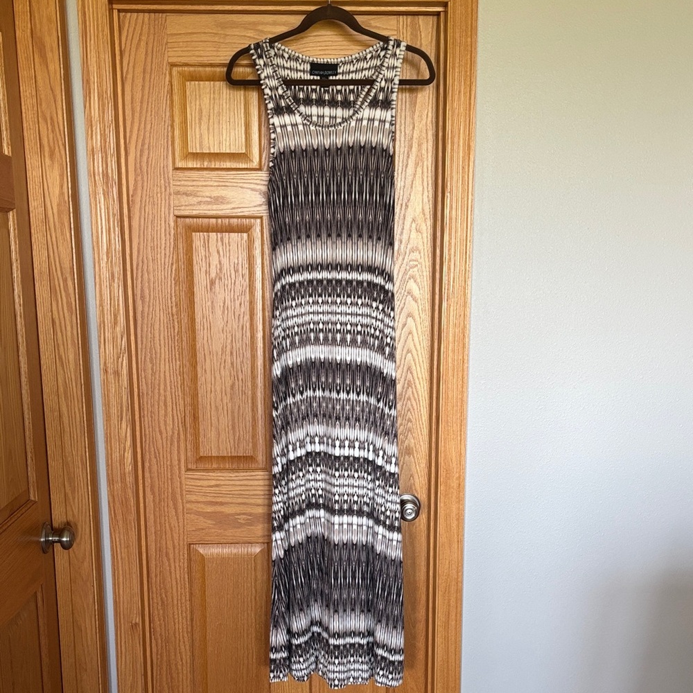 Sleeveless Black & White Patterned Maxi Dress